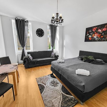Elegant Three-Bedroom Suite Wien Exteriör bild