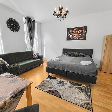 Elegant Three-Bedroom Suite Wien Exteriör bild