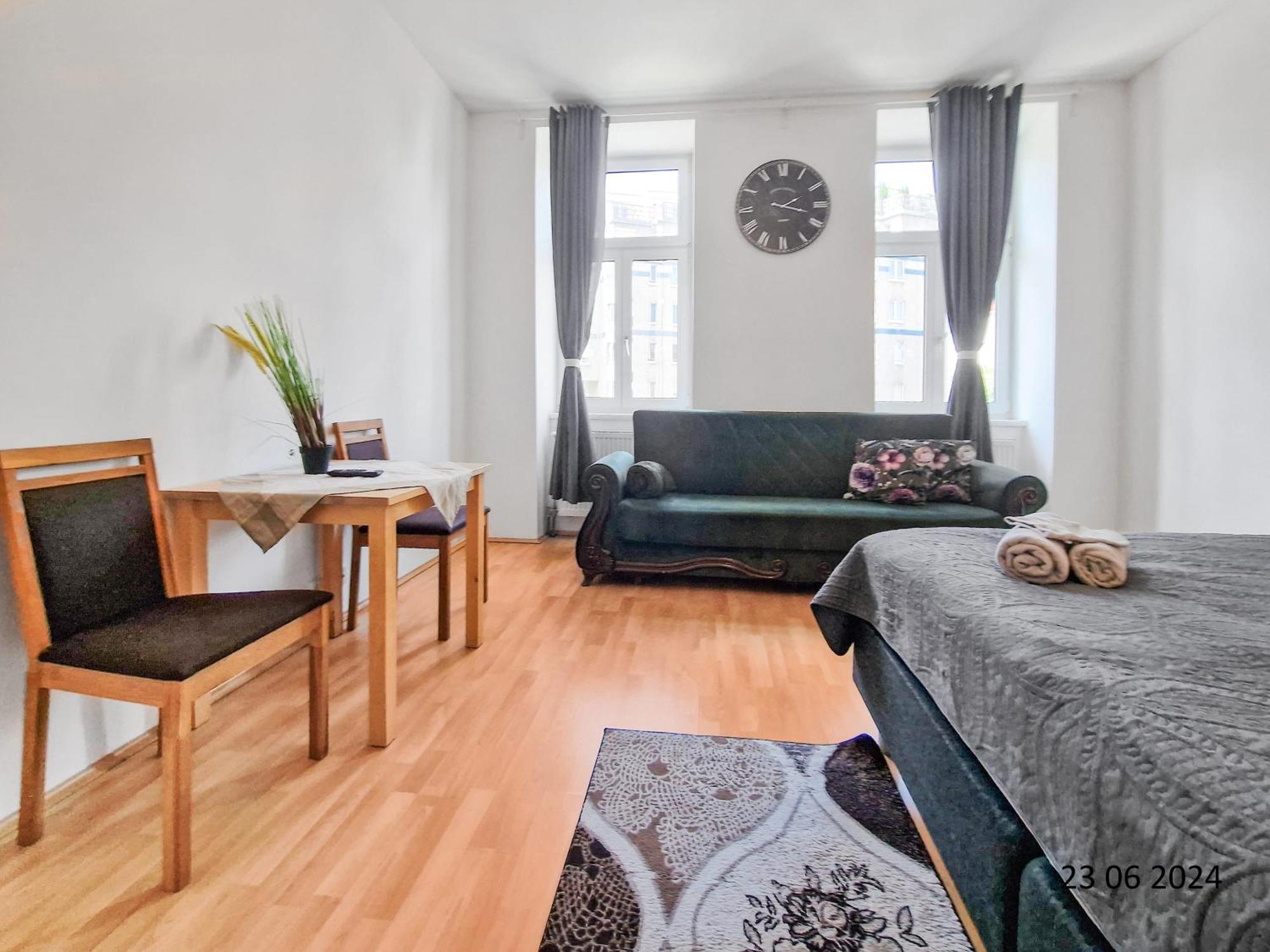 Elegant Three-Bedroom Suite Wien Exteriör bild