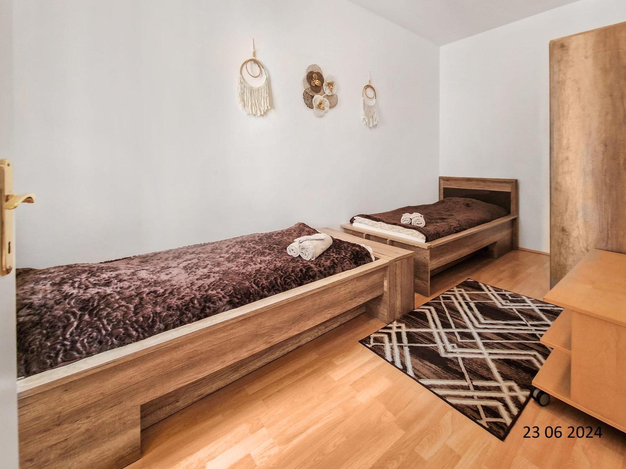 Elegant Three-Bedroom Suite Wien Exteriör bild