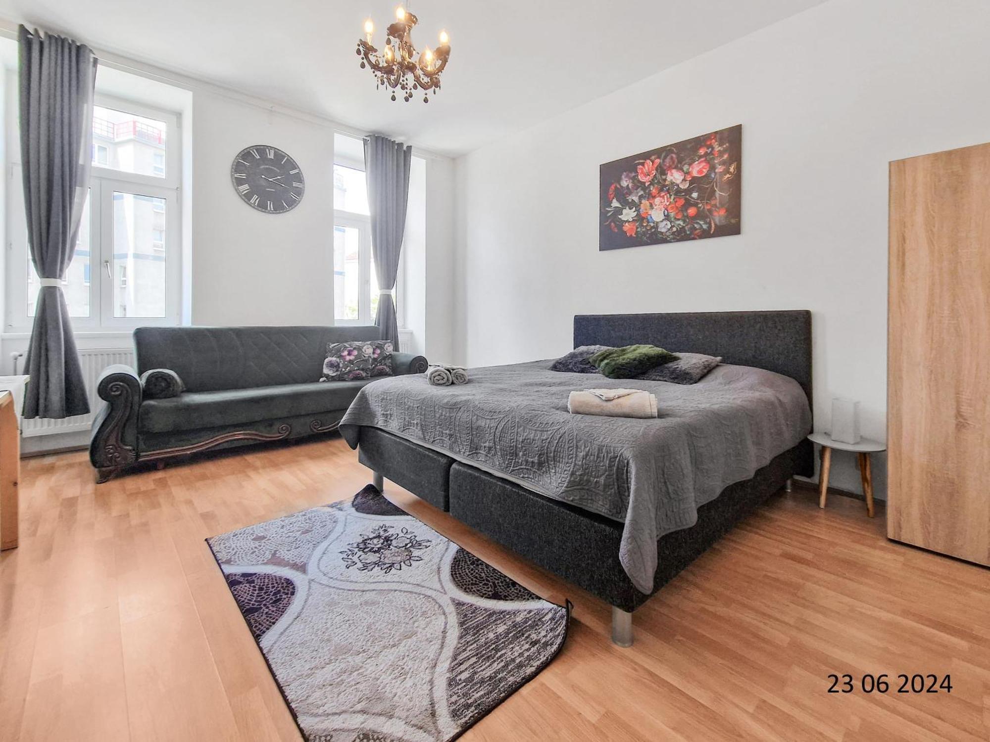 Elegant Three-Bedroom Suite Wien Exteriör bild